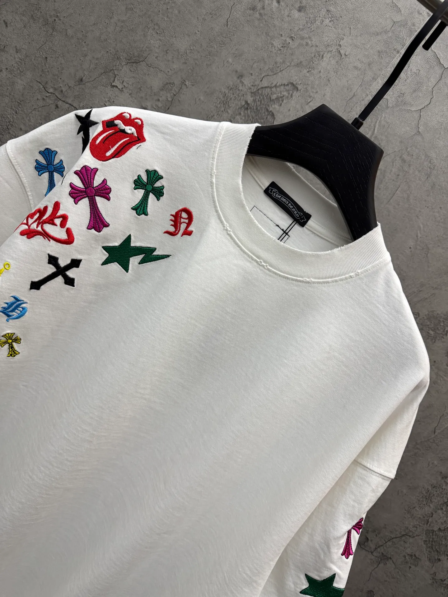 P240 top version, real shot without P, ​​different from market currency) 𝗖𝗵𝗿𝗼𝗺𝗲 𝗛𝗲𝗮𝗿𝘁𝘀/Cro Heart 2026 Spring New Original Single Counter American Color Thread Embroidery Couple Short Sleeves 👑The highest version! Customized fabric 320 grams, best-selling model at the counter, very comfortable to wear. Accessories: original molded and authenticated collar label ➕ 100% silk wash water label. Genuine purchase-grade original hangtag➕matching hanging rope➕3D hanging beads➕original packaging bag. Craftsmanship: The original version has consistent wiring! The highest version of the armhole matching technique! Color: White Black Size: S M L XL Style No.: 5211